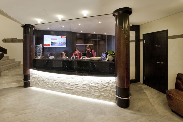 Check-in/check-out kiosk