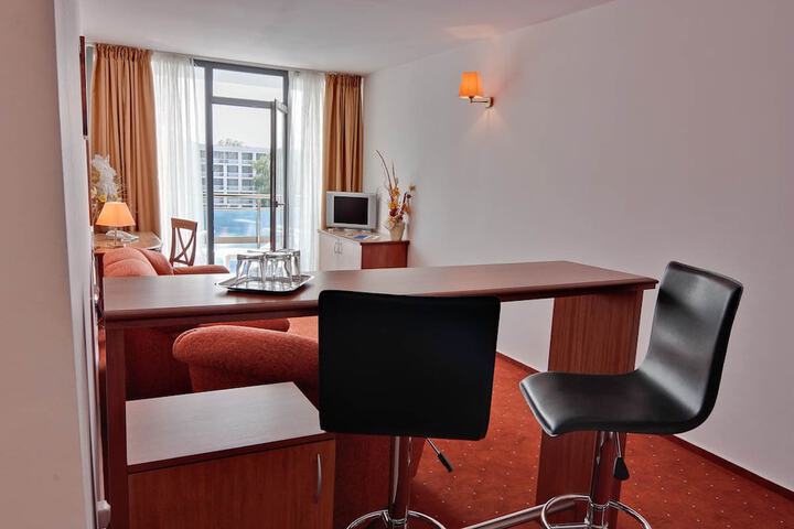 Room 8 of 34
