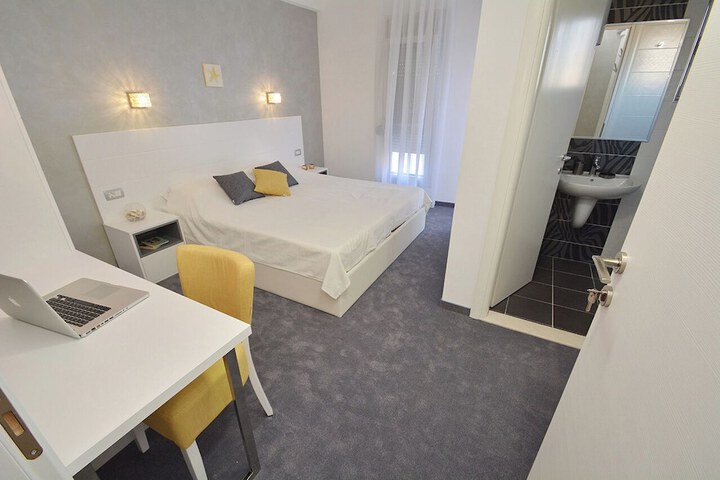 Room 42 of 166