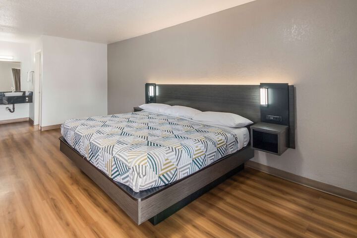 Room 11 of 28