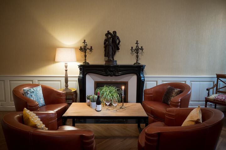 Lounge 33 of 39