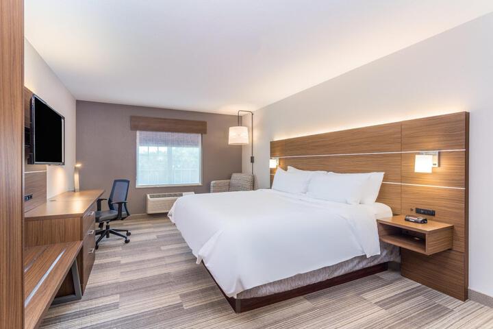 1 King Bed (2 of 15)