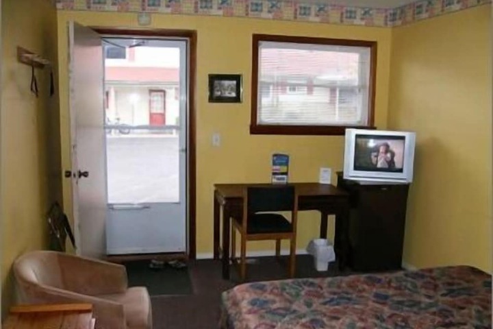Room 7 of 12