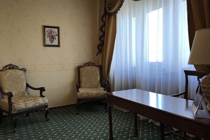 Room 27 of 64