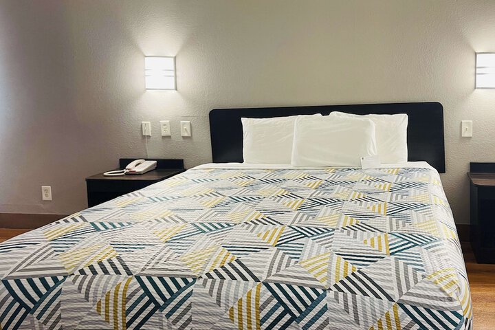 1 King Bed Micfridge (1 of 8)