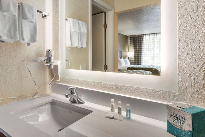 2 Queen Beds (3 of 9)