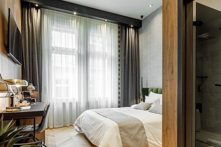 Room 32 of 50