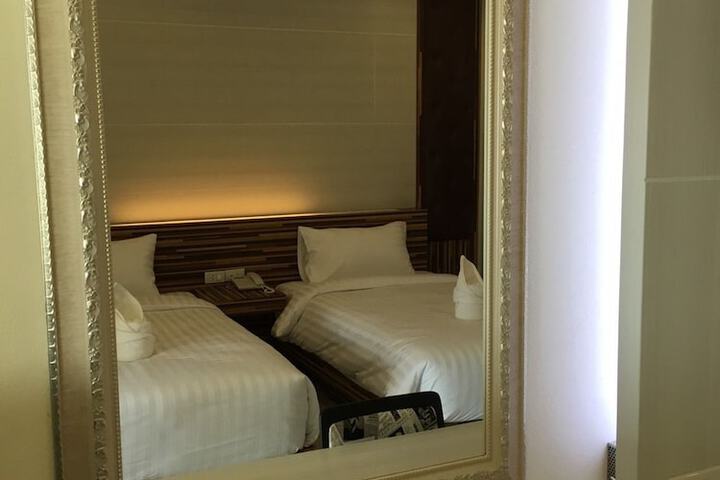 Room 6 of 24