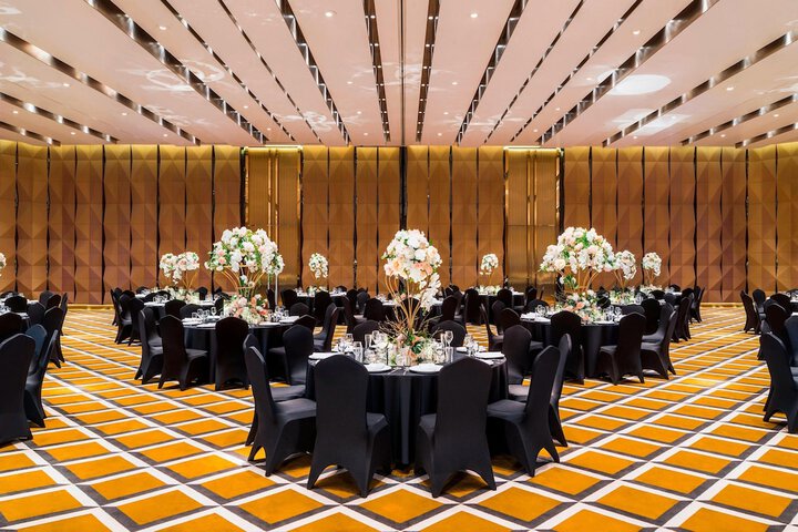 Ballroom/Hall 76 of 100