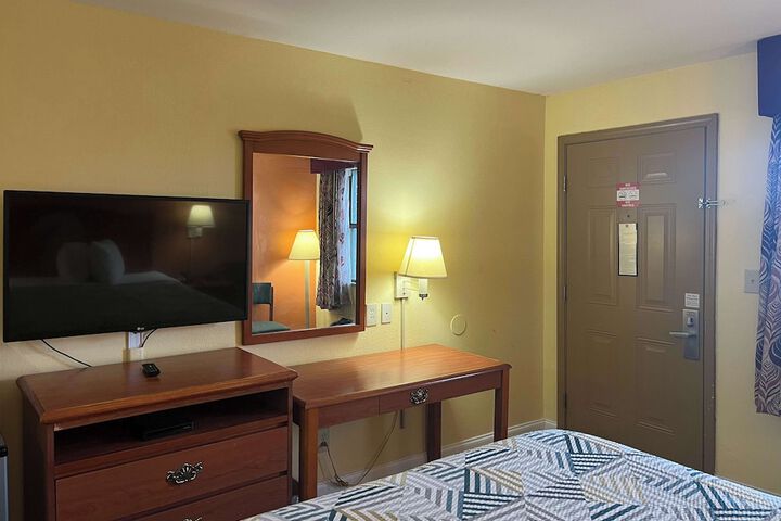 Room 5 of 16