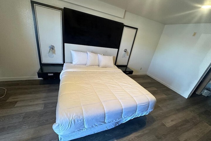 Room 5 of 12