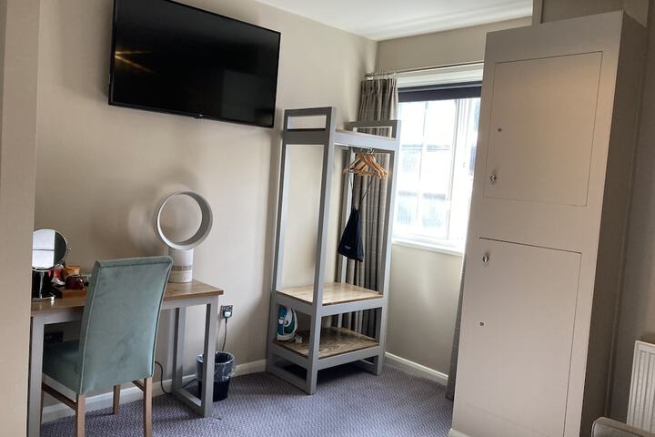Room 6 of 33