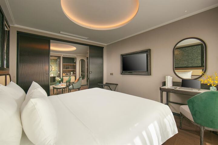 Room 32 of 74