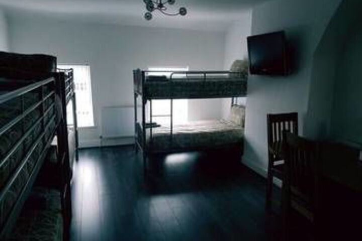 Room 6 of 12