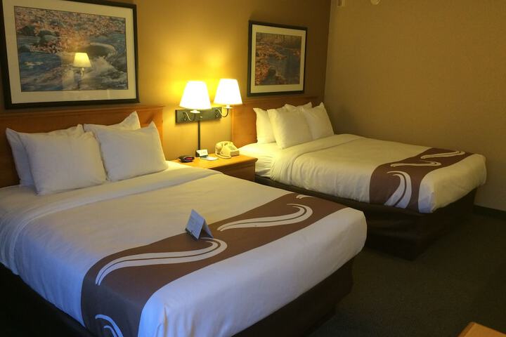 2 Queen Beds (4 of 10)