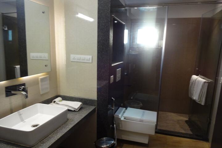 Room 8 of 34