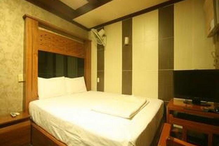 Room 2 of 6