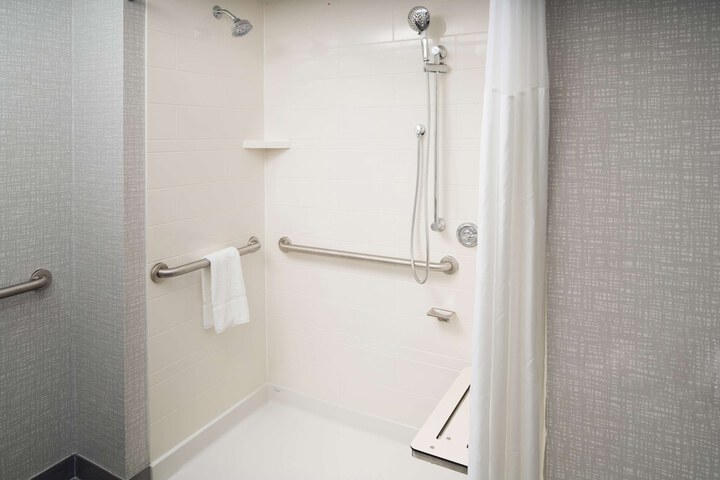 2 Queen Beds Hearing Accessible (2 of 5)