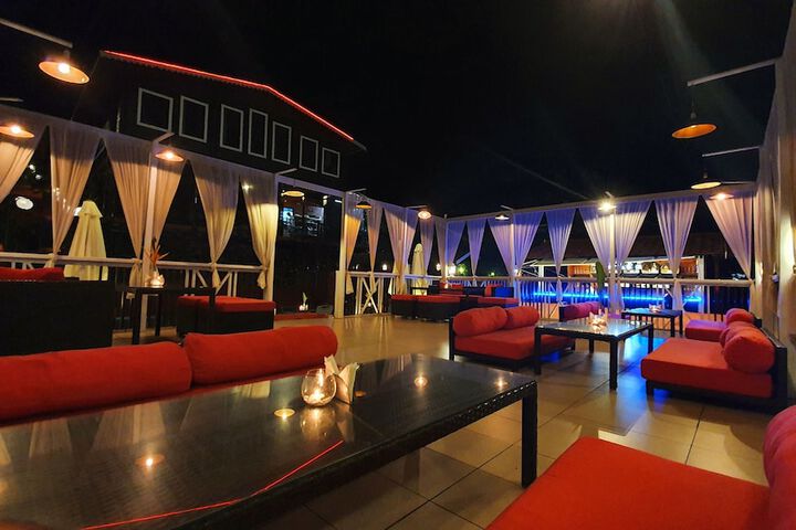 Lounge 46 of 61