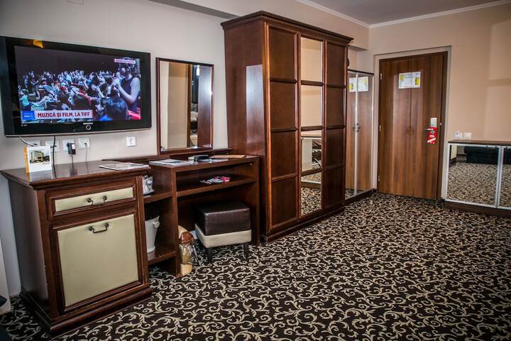 Room 28 of 68
