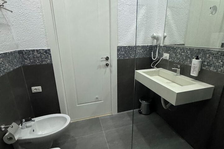 Room 160 of 191