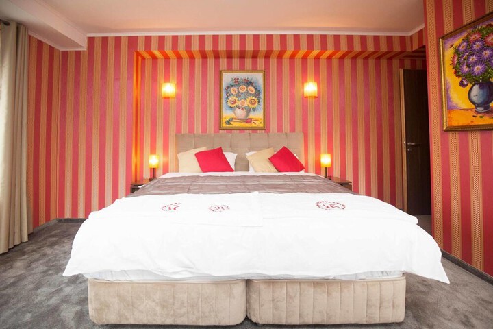 Room 5 of 28