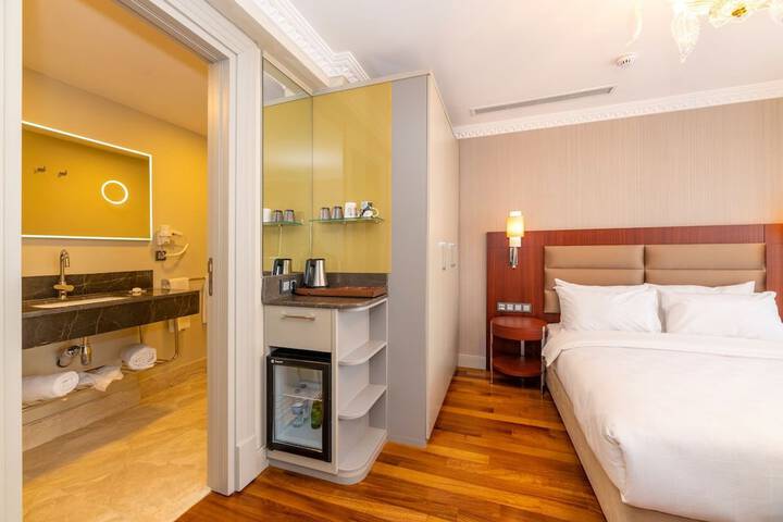 Room 21 of 102