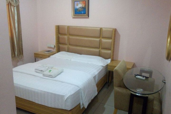 Room 4 of 18
