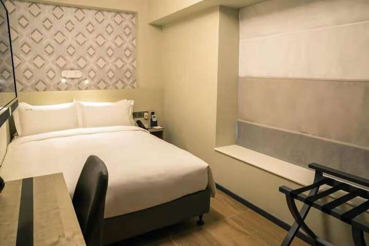 Room 10 of 24