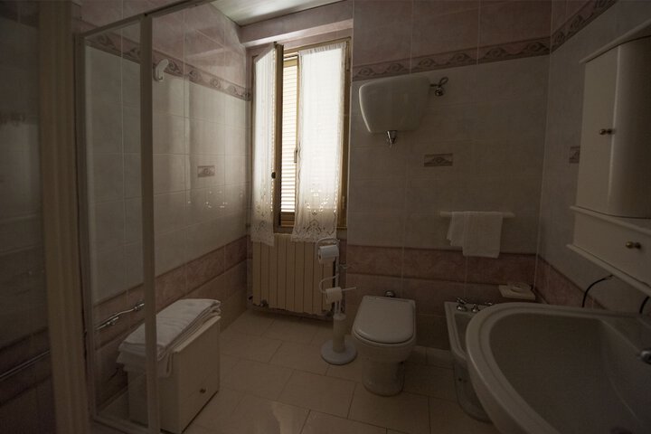 Room 15 of 33