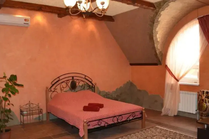 Room 6 of 10