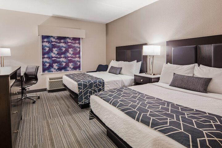 2 Queen Beds Microwave and Refrigerator Full Breakfast (14 of 18)