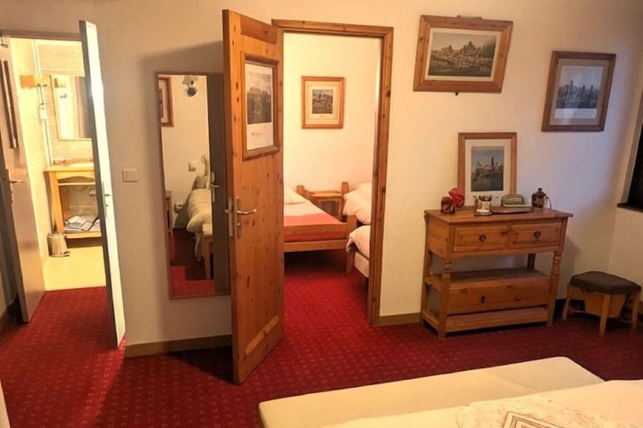 Room 9 of 118