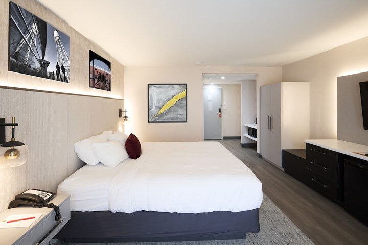 Executive King Bed (6 of 8)