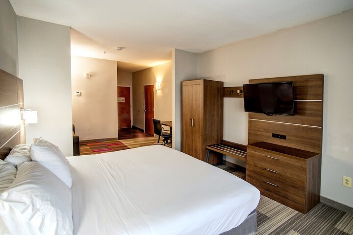 Standard King Bed Accessible (4 of 6)