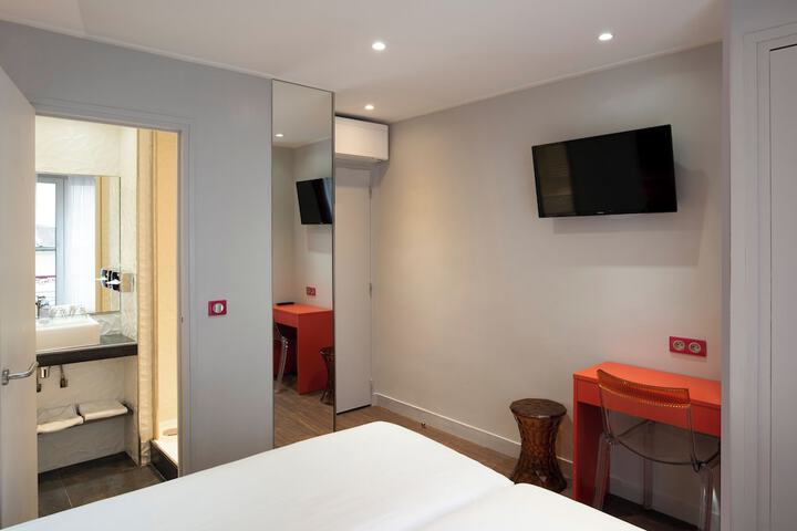 Room 11 of 37