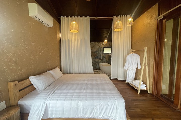 Room 6 of 67