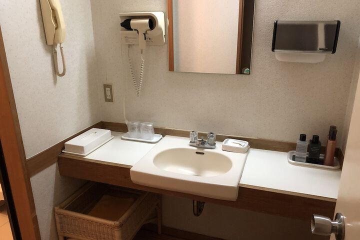 Room 8 of 40
