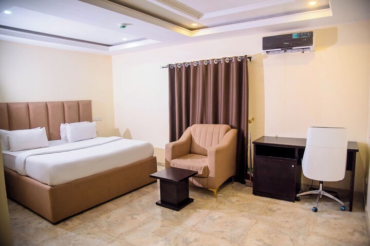 Room 6 of 32