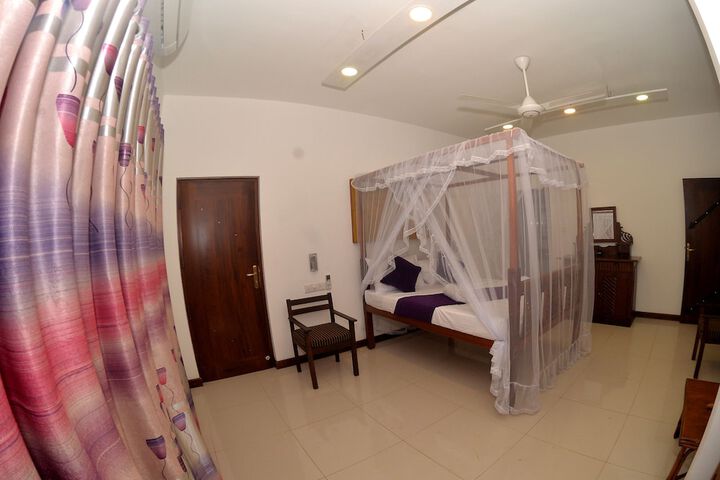 Room 7 of 10