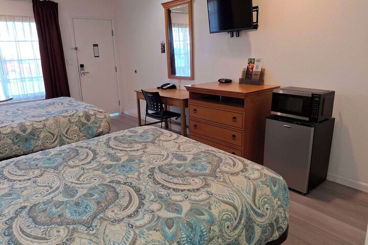 2 Double Beds (7 of 8)