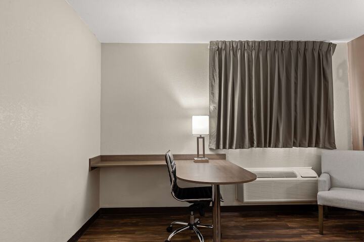 1 King Bed (3 of 6)