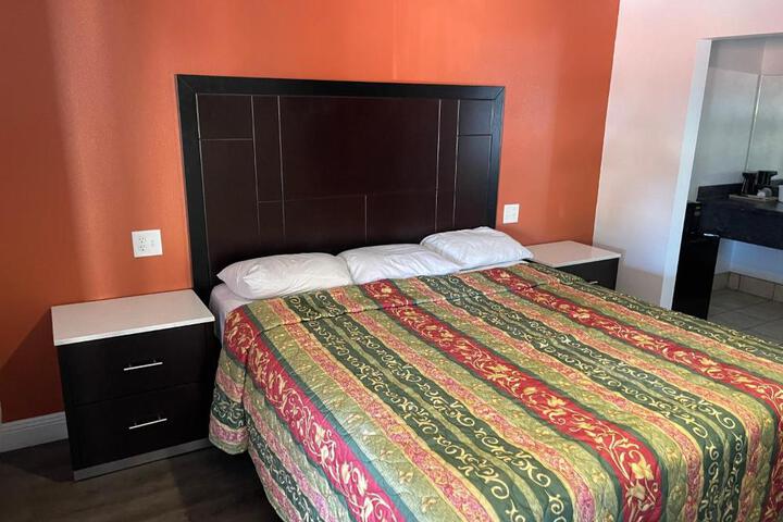 1 King Bed Micfridge (2 of 3)