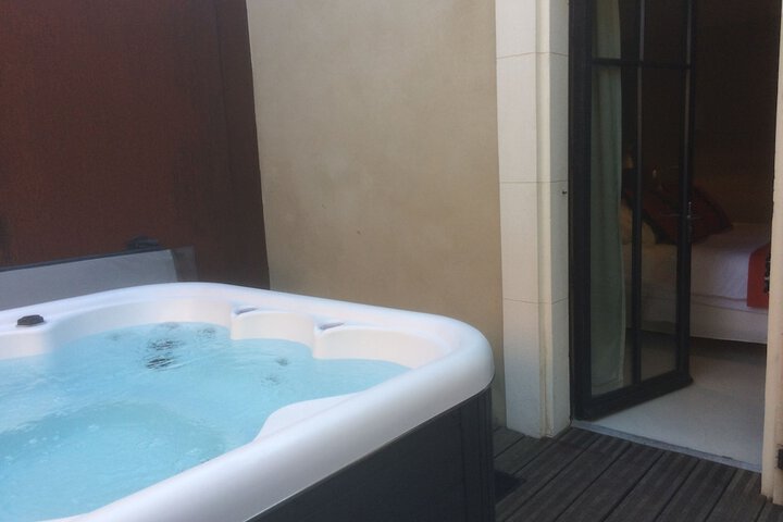 Hot Tub 61 of 101