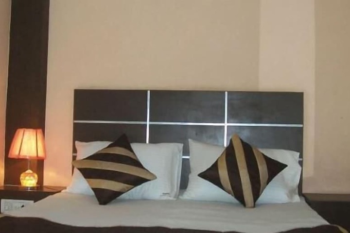 Room 5 of 11