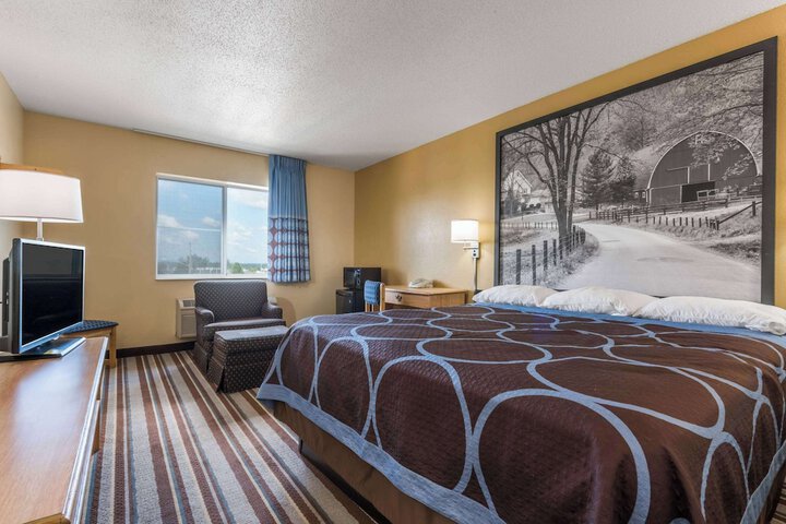 1 King Bed (5 of 7)