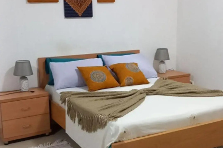 Room 4 of 8