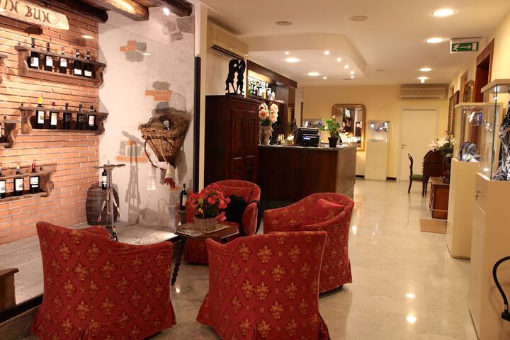 Lounge 134 of 194