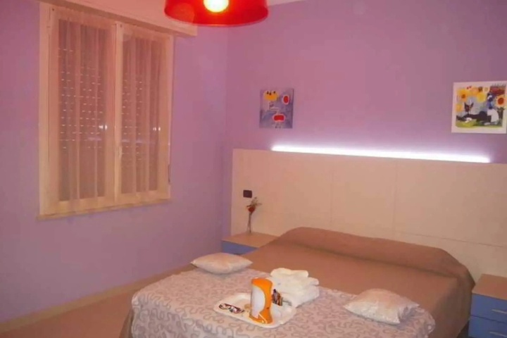 Room 4 of 16