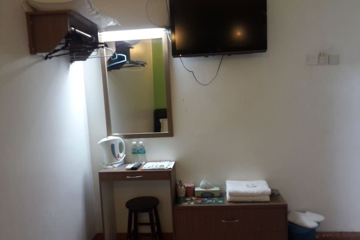 Room 6 of 9